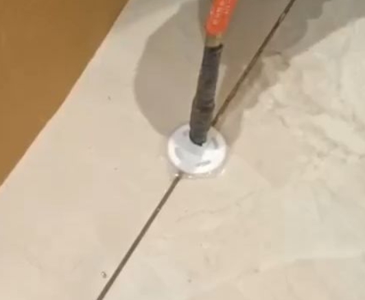 洪湖瓷砖空鼓维修公司专业解答瓷砖在铺贴过程中，如果没有涂抹均匀到位的粘结材料（如水泥砂浆或瓷砖胶），可能会导致以下问题
