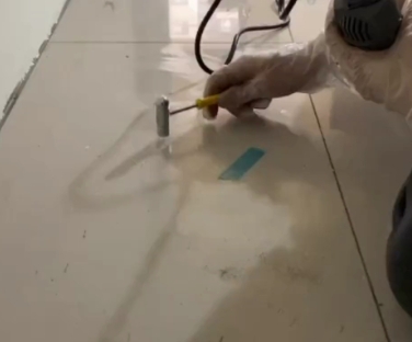 洪湖瓷砖开裂维修公司专业分享瓷砖在铺贴前如果没有沥干水分，将会导致以下问题